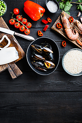 포토 JPG 해외이미지 접시 백그라운드 방울토마토 고추 검은배경 새우 파프리카 사람없음 전통음식 쌀 나이프 허브 해산물 오징어 완두콩 날것 나무바닥 소금 홍합 나무도마 스페인요리 파에야 카피스페이스 해외포토 식물 전통 식기 음식 토마토 채소 어패류 콩 곡류 바닥 연체동물 도마 서양음식 갑각류 목재 검은색 수중동물 공백 스페인 칼 파일형식 이미지허브