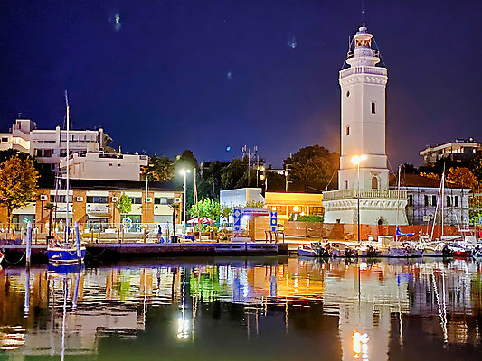 포토 JPG 해외이미지 유럽 문화 바다 섬 여행 요트 가로등 건축양식 하늘 휴가 조명 주택 등대 풍경 사람없음 야외 건물 물 여름 파란색 관광지 도시풍경 반사 여행객 탑 항구 황혼 일몰 새벽 도시 역사 야간 지중해 운하 타운 빛망울 명승지 해외포토 자연요소 건축물 계절 공공시설 건축 나라 컬러 배_교통 교통시설 사람 빛 노을 파일형식 이미지허브