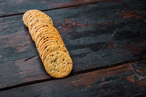 포토 JPG 해외이미지 실내 사람없음 크래커 원형 일렬 나무배경 해외포토 도형 백그라운드 내부 쿠키 파일형식 이미지허브