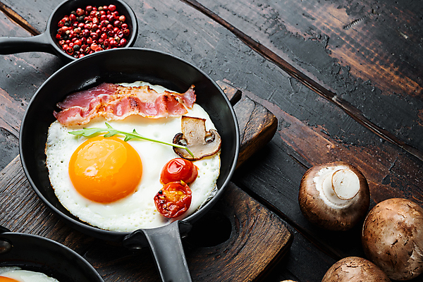 포토 JPG 해외이미지 음식 채소 방울토마토 사람없음 하이앵글 계란 버섯 프라이팬 계란프라이 계란요리 브런치 양송이 베이컨 해외포토 뷰포인트 토마토 주방용품 돼지고기 요리 알 식사 파일형식 이미지허브