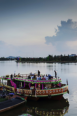 포토 JPG 해외이미지 여행 사람없음 강 컬러풀 여행객 식당 일몰 바 보트 도심 야간 강가 네온 문학 캄보디아 타운 해외포토 자연요소 아시아 컬러 배_교통 사람 노을 상점 도시 파일형식 이미지허브