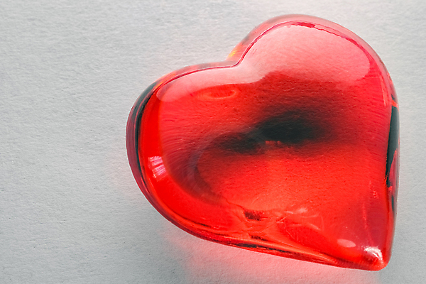 포토 JPG 해외이미지 모양 컨셉 유리 휴가 발렌타인데이 선물 사랑 사람없음 장식 빨간색 빛 상자 3D 흰색 하트 축하 심볼 오브젝트 사인 고립 해외포토 감정 컬러 데이이벤트 재질 디지털합성 파일형식 이미지허브