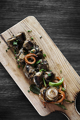 포토 JPG 해외이미지 채소 육류 요리 사람없음 해물요리 소시지 나무도마 스페인요리 스페인음식 타파스 해외포토 음식 식재료 도마 서양음식 목재 가공식품 스페인 애피타이저 해산물 파일형식 이미지허브