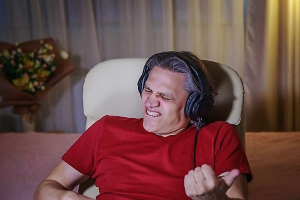 포토 JPG 해외이미지 백인 1 라이프스타일 응시 남자 행복 감정 음악 중년 이어폰 생각 인터넷 노래 가정 휴식 주택 한명 미소 사람 앉기 성인 취미 헤드폰 기쁨 듣기 회색 백발 표현 저녁 은퇴 만족 긍정 배려 해외포토 서양인 헤어스타일 시선 컬러 음향기기 컨셉 모션 문화예술 표정 건물 생활 야간 파일형식 이미지허브