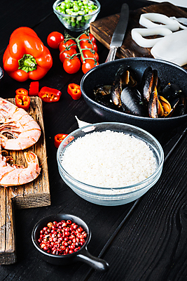 포토 JPG 해외이미지 접시 백그라운드 방울토마토 고추 검은배경 새우 파프리카 사람없음 전통음식 쌀 나이프 해산물 오징어 완두콩 날것 나무바닥 슬라이스 홍합 나무도마 스페인요리 통후추 파에야 해외포토 전통 식기 음식 토마토 채소 어패류 콩 곡류 바닥 연체동물 도마 서양음식 갑각류 목재 검은색 수중동물 스페인 칼 후추 파일형식 이미지허브