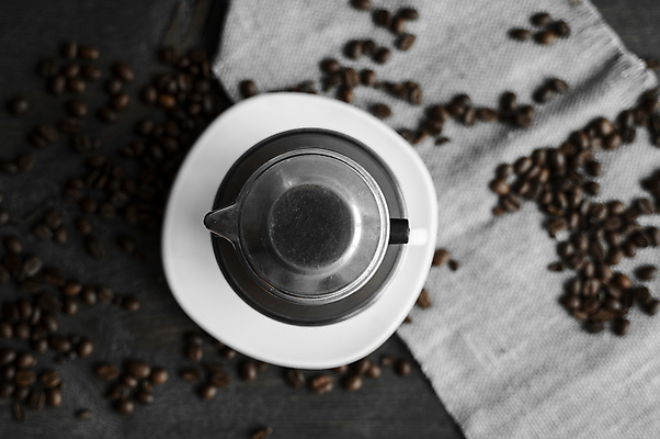 포토 JPG 해외이미지 커피 사람없음 하이앵글 금속 머그컵 컵받침 나무탁자 포타필터 해외포토 음료 뷰포인트 재질 탁자 컵 받침대 커피용품 파일형식 이미지허브