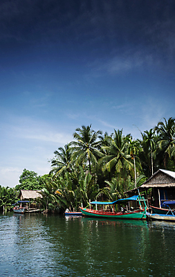 포토 JPG 해외이미지 전통 아시아 교통시설 자연 손바닥 동양인 사람없음 목재 초록색 물 강 컬러풀 야자수 항구 맑음 시골 보트 작음 캄보디아 지역 멀리 내추럴 해외포토 자연요소 나무 손 나라 컬러 교통 배_교통 재료 날씨 인종 크기 시설 생태계 파일형식 이미지허브