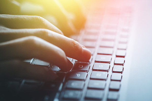 포토 JPG 해외이미지 직업 손 디자인 컨셉 인터넷 비즈니스 사업가 손가락 열쇠 아이디어 기술 사람없음 노트북 컴퓨터 사무실 햇빛 디지털 공책 웹 정보 타이핑 키보드 기록 업무 메시지 무선전화기 프로젝트 프리랜서 해외포토 문구용품 신체부위 전자제품 태양 작업 전화기 파일형식 이미지허브