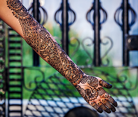 포토 JPG 해외이미지 모델 손 디자인 드레스 여자 문화 결혼 패턴 장신구 결혼식 실내 미술 한명 사람 동양인 성인 사람없음 아웃포커스 신체부위 가로 컬러풀 뷰티 유행 페인트 축하 이슬람교 인도인 문신 피부 네팔 보여주기 라마단 해외포토 외국인 1 옷 아시아 종교 컬러 컨셉 무늬 모션 문화예술 촬영기법 인종 이벤트 내부 파일형식 이미지허브