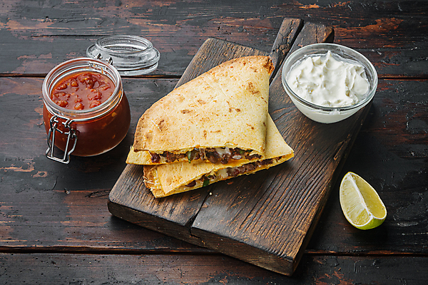 포토 JPG 해외이미지 접시 검은배경 실내 샌드위치 사람없음 멕시코음식 나무도마 살사소스 케사디야 해외포토 식기 음식 백그라운드 도마 서양음식 내부 목재 검은색 소스_음식 파일형식 이미지허브