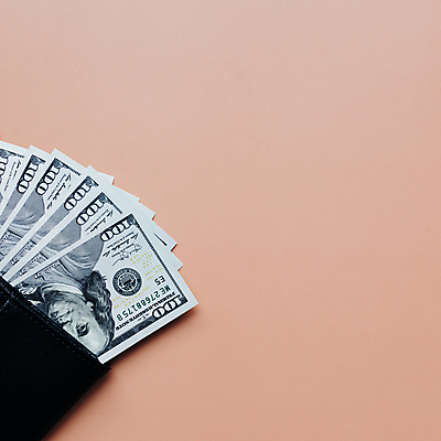 포토 JPG 해외이미지 1 종이 백그라운드 컨셉 지폐 돈 비즈니스 성공 사람없음 금융 경제 쇼핑 쌓기 달러 쪽지 미국 저축 흰색 잡기 지갑 재산 가죽 심볼 보따리 투자 결제 흙더미 계산서 욕심 월급 대출 빚 고립 세금 수입 해외포토 컬러 북아메리카 모션 흙 파일형식 더미 이미지허브