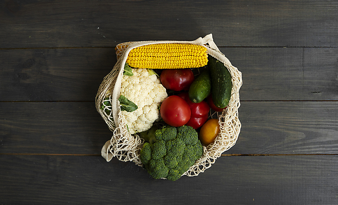 포토 JPG 해외이미지 토마토 오이 파프리카 실내 옥수수 사람없음 하이앵글 자연보호 그린캠페인 브로콜리 에코 친환경 친환경제품 컬리플라워 제로웨이스트 나무배경 네트백 해외포토 캠페인 뷰포인트 백그라운드 채소 가방 자연 곡류 내부 환경 보호 사회이슈 파일형식 이미지허브