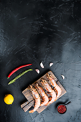 포토 JPG 해외이미지 백그라운드 재료 고추 검은배경 새우 마늘 사람없음 전통음식 신선 레몬 해산물 날것 나무도마 스페인요리 통후추 파에야 카피스페이스 해외포토 전통 음식 채소 과일 도마 서양음식 갑각류 목재 검은색 공백 스페인 후추 파일형식 이미지허브