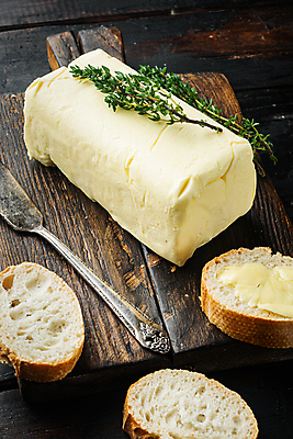 포토 JPG 해외이미지 식재료 실내 사람없음 나이프 바게트 허브 버터 나무도마 나무배경 해외포토 식물 식기 빵 백그라운드 도마 내부 목재 칼 파일형식 이미지허브