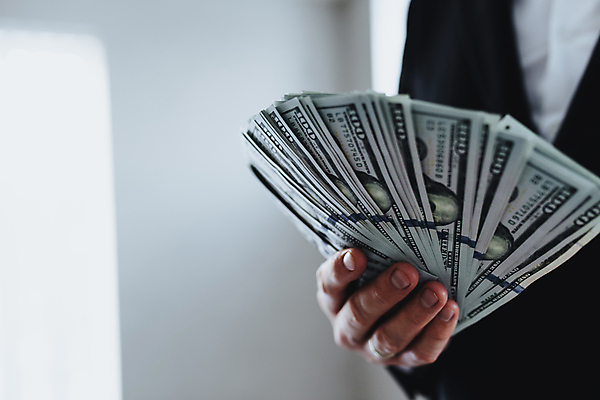 포토 JPG 해외이미지 1 손 종이 컨셉 셔츠 지폐 돈 비즈니스 성공 실내 사람 정장 사람없음 금융 경제 쇼핑 쌓기 달러 미국 저축 잡기 재산 소프트포커스 심볼 보따리 투자 결제 흙더미 계산서 욕심 월급 대출 빚 고립 세금 수입 해외포토 옷 상의 북아메리카 모션 촬영기법 내부 신체부위 흙 파일형식 더미 이미지허브