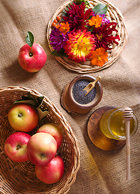 포토 JPG 해외이미지 전통 계절 종교 문화 음식 조각 백그라운드 과일 재료 자연 탁자 휴가 디저트 건강 요리 사람없음 목재 빨간색 초록색 노란색 우주 숟가락 침묵 축하 신선 항아리 막대기 황금 달콤 맛 사과 상품 설탕 심볼 유기농 잔치 꿀 유대인 신앙심 유태교 해외포토 나무 웰빙 컬러 가구 컨셉 수저 소리 도자기 생태계 파일형식 이미지허브