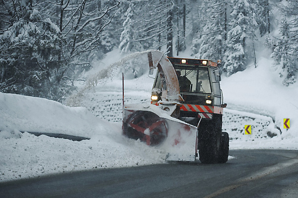 포토 JPG 해외이미지 도로 겨울 거리 사람없음 청소 눈치우기 제설 제설기 눈내림 해외포토 계절 길 교통시설 눈_날씨 치우기 파일형식 이미지허브