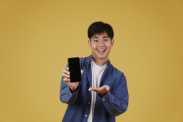 포토 JPG 해외이미지 학생 손 남자 행복 인터넷 통신 태국 모바일 세포 한명 미소 동양인 손짓 성인 스마트폰 핸드폰 스크린 공백 잡기 어플리케이션 전화기 스마트 쇼 보여주기 고립 카피스페이스 해외포토 1 감정 아시아 컨셉 모션 표정 사람 인종 신체부위 전자제품 스마트기기 파일형식 이미지허브