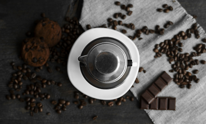 포토 JPG 해외이미지 커피 사람없음 하이앵글 금속 머그컵 컵받침 나무탁자 포타필터 해외포토 음료 뷰포인트 재질 탁자 컵 받침대 커피용품 파일형식 이미지허브