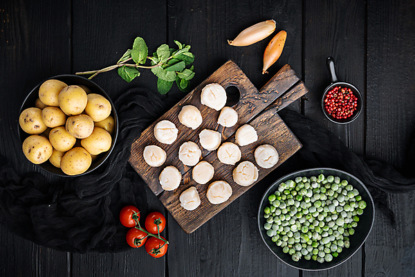 포토 JPG 해외이미지 식재료 방울토마토 검은배경 조개 감자 실내 사람없음 하이앵글 완두콩 가리비 관자 나무도마 해외포토 뷰포인트 백그라운드 토마토 채소 어패류 콩 도마 내부 목재 검은색 파일형식 이미지허브