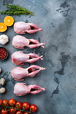 포토 JPG 해외이미지 오렌지 식재료 방울토마토 회색배경 실내 생고기 육류 사람없음 하이앵글 허브 일렬 메추리알 메추리 통마늘 통후추 해외포토 식물 뷰포인트 백그라운드 토마토 과일 마늘 내부 알 회색 후추 파일형식 이미지허브