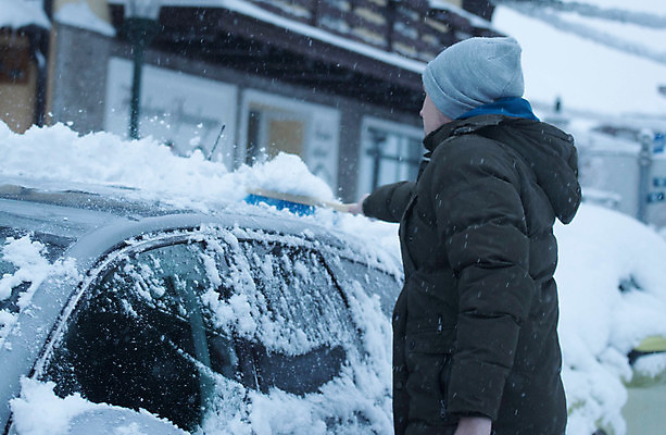 포토 JPG 해외이미지 겨울 자동차 한명 들기 상반신 성인 옆모습 빗자루 청소 눈치우기 제설 눈내림 성인한명만 겨울풍경 해외포토 1 계절 육상교통 뷰포인트 모션 눈_날씨 사람 풍경 청소도구 치우기 성인만 파일형식 이미지허브