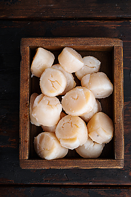 포토 JPG 해외이미지 조개 실내 사람없음 나무상자 담기 가리비 관자 나무배경 해외포토 백그라운드 모션 어패류 내부 상자 파일형식 이미지허브