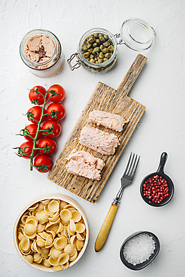 포토 JPG 해외이미지 음식 바다 재료 자연 유리 어류 사람없음 껍질 신선 항아리 투명 캔 상품 밀 참치 해산물 흰배경 유기농 수납 성분 통조림 병조림 생식 핸드메이드 해외포토 웰빙 백그라운드 재질 곡류 수중동물 흰색 도자기 생태계 파일형식 이미지허브