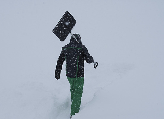 포토 JPG 해외이미지 전신 남자 겨울 한명 들기 성인 뒷모습 청소 눈치우기 제설 폭설 눈내림 성인남자한명만 겨울풍경 넉가래 해외포토 1 계절 뷰포인트 모션 눈_날씨 사람 풍경 자연재해 치우기 남자한명만 성인남자만 파일형식 제설도구 이미지허브