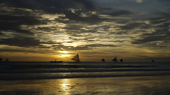 포토 JPG 해외이미지 계절 파도 바다 섬 여행 요트 오렌지 자연 하늘 날씨 휴가 휴식 항해 파노라마 사람없음 야외 물 파란색 빛 햇빛 태양 뷰티 반사 노란색 평화 맑음 황혼 일몰 만 보트 저녁 보라카이 해외포토 자연요소 컬러 컨셉 배_교통 과일 촬영기법 필리핀 노을 야간 생태계 파일형식 이미지허브