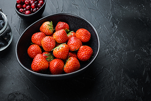 포토 JPG 해외이미지 그릇 딸기 검은배경 유리병 사람없음 빨간색 블루베리 크랜베리 해외포토 식기 열매 컬러 백그라운드 과일 병_용기 검은색 파일형식 이미지허브