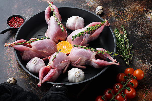 포토 JPG 해외이미지 오렌지 식재료 방울토마토 실내 생고기 육류 사람없음 프라이팬 허브 메추리알 메추리 통마늘 통후추 나무배경 해외포토 식물 백그라운드 토마토 과일 주방용품 마늘 내부 알 후추 파일형식 이미지허브