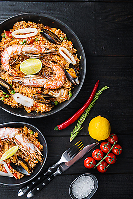 포토 JPG 해외이미지 접시 백그라운드 포크 방울토마토 고추 밥 검은배경 새우 사람없음 전통음식 나이프 레몬 허브 해산물 오징어 나무바닥 소금 홍합 라임 스페인요리 파에야 해외포토 식물 전통 식기 음식 토마토 채소 과일 어패류 바닥 연체동물 서양음식 갑각류 검은색 수중동물 스페인 칼 파일형식 이미지허브