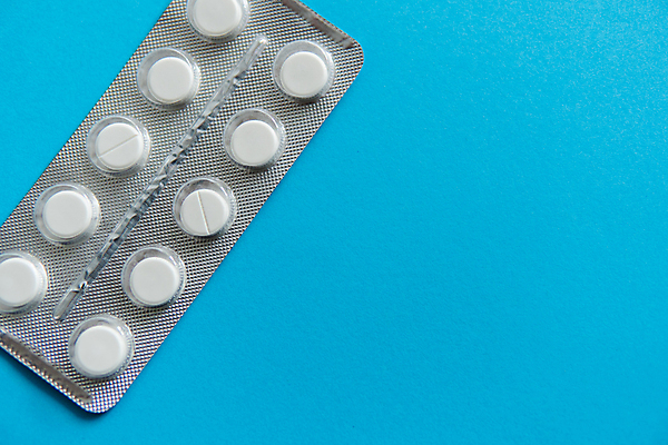 포토 JPG 해외이미지 백그라운드 포장 건강 사람없음 알약 약 은박지 파란배경 비타민제 카피스페이스 해외포토 의학 파란색 공백 비타민 파일형식 이미지허브