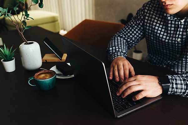 포토 JPG 해외이미지 직업 라이프스타일 남자 커피 컨셉 인터넷 비즈니스 사업가 통신 탁자 모바일 설계 주택 한명 사람 성인 컵 금융 노트북 스마트폰 핸드폰 컴퓨터 사무실 디지털 공책 업무 작업 비즈니스맨 계획 연결 종업원 고객 손목시계 책상 경영자 멀리 온라인 프리랜서 해외포토 1 식기 음료 시계 가구 장신구 문구용품 건물 생활 경제 전자제품 스마트기기 직장인 리더 파일형식 이미지허브