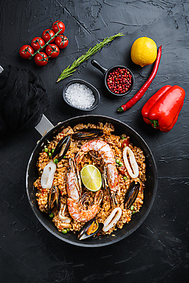 포토 JPG 해외이미지 접시 백그라운드 방울토마토 고추 밥 검은배경 새우 파프리카 사람없음 전통음식 프라이팬 천 레몬 해산물 오징어 소금 홍합 스페인요리 통후추 파에야 해외포토 전통 식기 음식 토마토 채소 과일 주방용품 어패류 연체동물 서양음식 갑각류 검은색 수중동물 직물 스페인 후추 파일형식 이미지허브