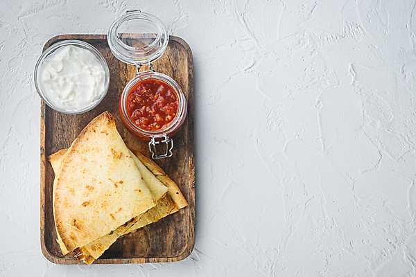 포토 JPG 해외이미지 접시 실내 샌드위치 사람없음 흰배경 멕시코음식 나무쟁반 살사소스 카피스페이스 케사디야 해외포토 식기 음식 백그라운드 쟁반 서양음식 내부 목재 공백 흰색 소스_음식 파일형식 이미지허브
