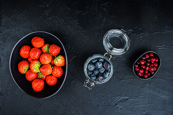 포토 JPG 해외이미지 그릇 딸기 검은배경 유리병 사람없음 빨간색 블루베리 크랜베리 해외포토 식기 열매 컬러 백그라운드 과일 병_용기 검은색 파일형식 이미지허브