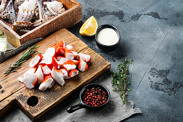 포토 JPG 해외이미지 그릇 식재료 회색배경 실내 사람없음 게 신선 나무상자 레몬 후추 로즈메리 마요네즈 나무도마 맛살 백리향 해외포토 식기 음식 백그라운드 과일 도마 갑각류 내부 목재 상자 회색 소스_음식 허브 향신료 파일형식 이미지허브