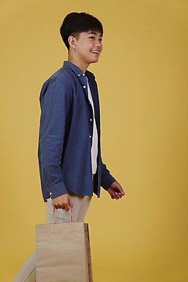 포토 JPG 해외이미지 라이프스타일 남자 행복 가방 태국 한명 미소 동양인 성인 쇼핑 잡기 구매 고객 적재 고립 쇼퍼홀릭 해외포토 1 잡화 감정 아시아 모션 표정 사람 인종 생활 파일형식 이미지허브