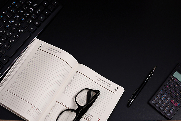 포토 JPG 해외이미지 학생 디자인 종이 안경 백그라운드 컨셉 인터넷 비즈니스 탁자 설계 문구용품 직장 사람없음 책 가로 금융 노트북 컴퓨터 사무실 펜 우주 모니터 검은색 쪽지 공책 어둠 공백 터치 계산기 정보 흰색 키보드 업무 작업 플랫 책상 위치 블루투스 공급 카피스페이스 해외포토 잡화 컬러 가구 회사 경제 전자제품 필기구 장비 오브젝트 파일형식 이미지허브