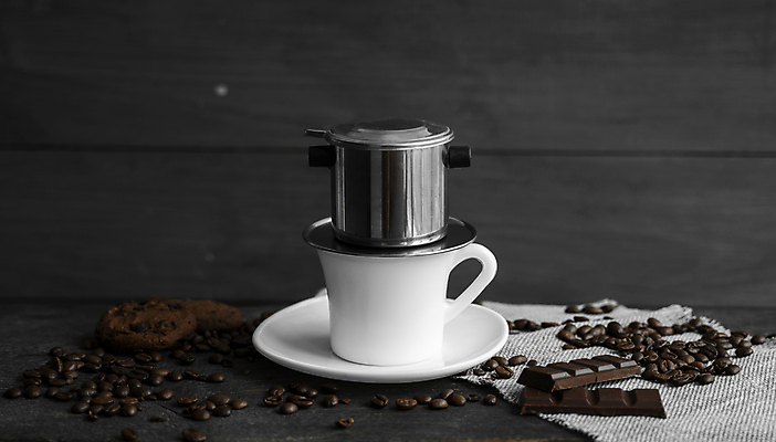 포토 JPG 해외이미지 커피 사람없음 금속 머그컵 컵받침 나무탁자 포타필터 해외포토 음료 재질 탁자 컵 받침대 커피용품 파일형식 이미지허브