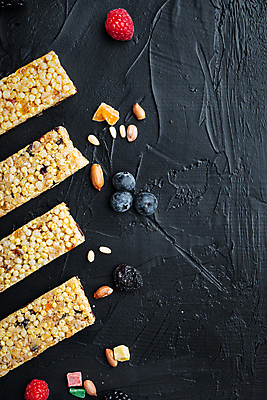 포토 JPG 해외이미지 검은배경 실내 사람없음 달콤 블루베리 산딸기 땅콩 일렬 건강식품 블랙베리 에너지바 카피스페이스 해외포토 음식 백그라운드 과일 건강 내부 검은색 공백 견과류 맛 파일형식 이미지허브