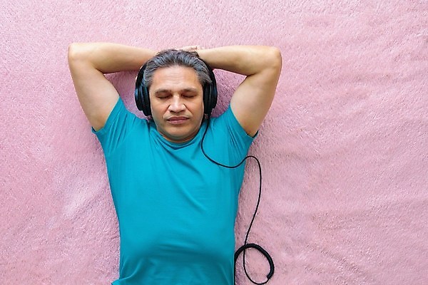 포토 JPG 해외이미지 백인 1 남자 음악 이어폰 휴식 주택 실내 한명 미소 사람 성인 소파 헤드폰 기쁨 방 듣기 침대 주말 내추럴 안락 해외포토 서양인 감정 음향기기 가구 컨셉 의자 모션 문화예술 표정 내부 건물 파일형식 이미지허브