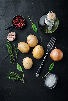 포토 JPG 해외이미지 포크 식재료 검은배경 양파 감자 실내 마늘 사람없음 하이앵글 허브 소금 해외포토 식물 식기 뷰포인트 백그라운드 채소 내부 검은색 파일형식 이미지허브