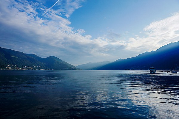 포토 JPG 해외이미지 유럽 호수 여행 백그라운드 요트 건축양식 교통시설 자연 휴가 휴식 산 항해 파노라마 풍경 사람없음 야외 초록색 물 여름 파란색 여행객 이탈리아 흰색 보트 큼 크루즈 스위스 휴양지 알프스 장면 포트 해외포토 자연요소 계절 건축 나라 컬러 교통 컨셉 배_교통 촬영기법 사람 장소 크기 시설 생태계 파일형식 이미지허브