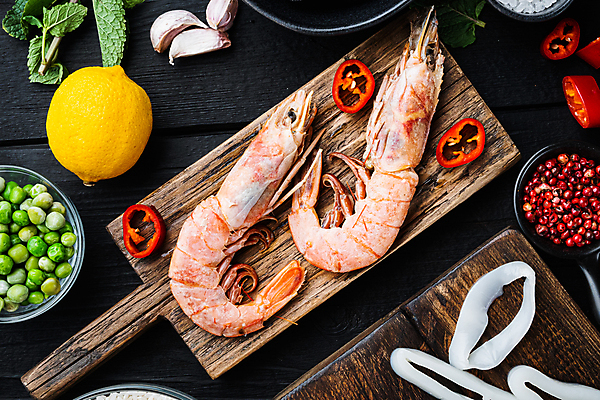 포토 JPG 해외이미지 접시 백그라운드 재료 고추 검은배경 새우 마늘 사람없음 전통음식 신선 레몬 해산물 오징어 완두콩 날것 슬라이스 나무도마 스페인요리 통후추 파에야 해외포토 전통 식기 음식 채소 과일 콩 연체동물 도마 서양음식 갑각류 목재 검은색 수중동물 스페인 후추 파일형식 이미지허브