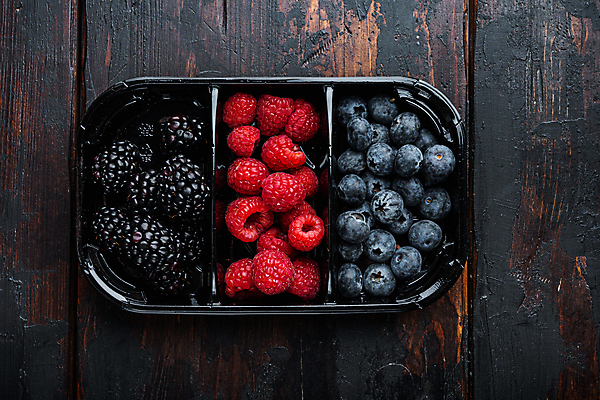 포토 JPG 해외이미지 백그라운드 사람없음 달콤 블루베리 산딸기 블랙베리 도시락통 나무배경 해외포토 과일 용기_그릇 맛 파일형식 이미지허브