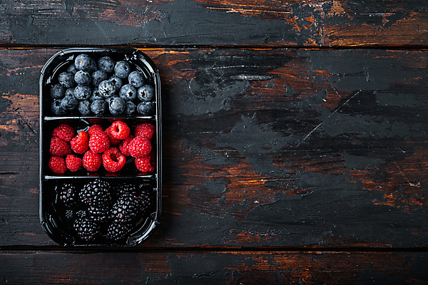 포토 JPG 해외이미지 백그라운드 사람없음 달콤 블루베리 산딸기 블랙베리 도시락통 카피스페이스 나무배경 해외포토 과일 공백 용기_그릇 맛 파일형식 이미지허브
