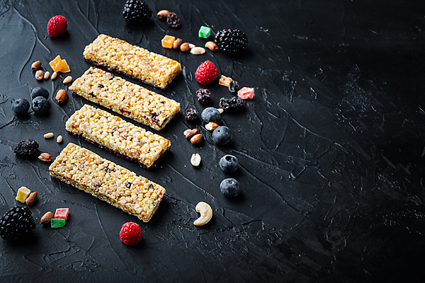 포토 JPG 해외이미지 검은배경 실내 사람없음 달콤 블루베리 산딸기 땅콩 건강식품 블랙베리 에너지바 캐슈넛 카피스페이스 해외포토 음식 백그라운드 과일 건강 내부 검은색 공백 견과류 맛 파일형식 이미지허브